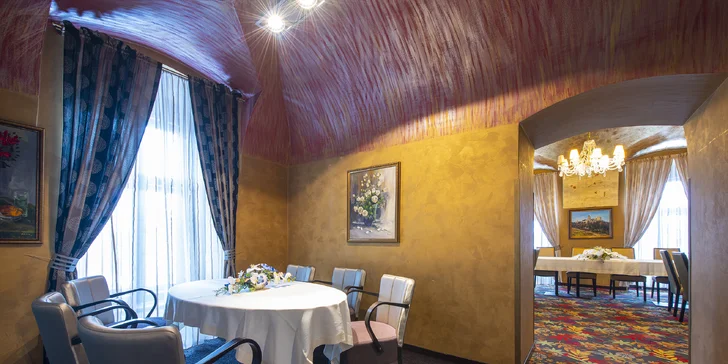 Krásné prostory restaurace vybízí k romantickému posezení.
