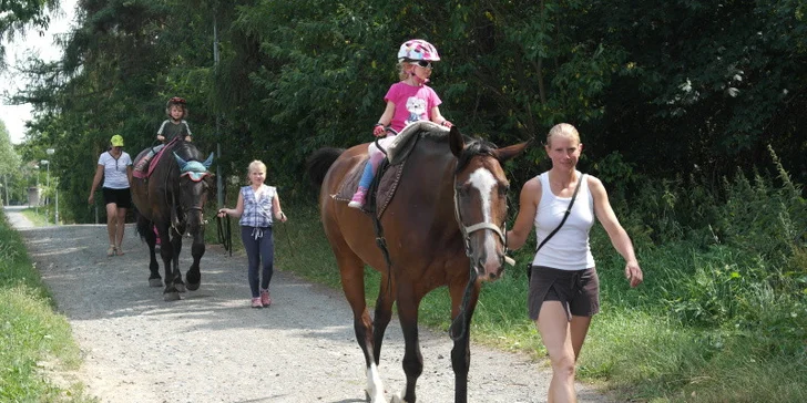 Děti musí mít bezpečnostní helmu. Buď vlastní cyklistickou, nebo jim bude půjčena jezdecká přilba.