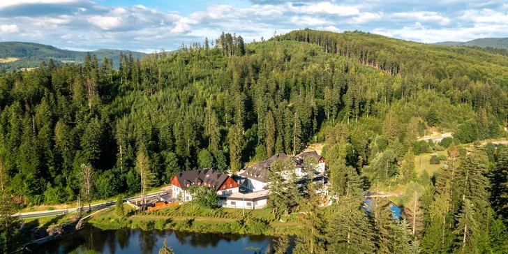 Hotel leží v nádherné přírodě hned u řeky a lesa, jen kousek to ale budete mít i do civilizace.