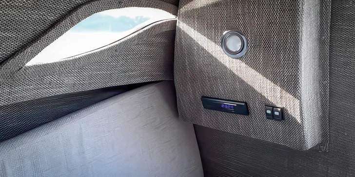 Je tu osvětlení, autoradio i USB zásuvky. 