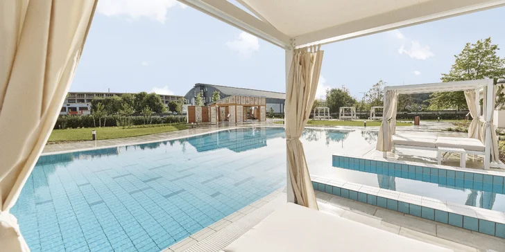 Součástí hotelu je několik venkovních i vnitřních bazénů.