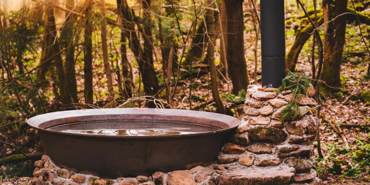 Je u ní wellness čan, který můžete využívat bez omezení. Jde vlastně o obrovskou litinovou nádobu, kde si užijete horkou voňavou koupel. 