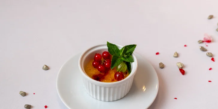 Na závěr vás čeká sladké potěšení v podobě crème brûlée s brandy a ovocem.
