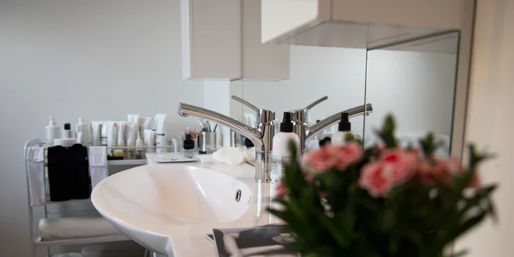 Při kosmetické ošetření dojde na peeling, čištění ultrazvukovou špachtlí i úpravu obočí a masku. 