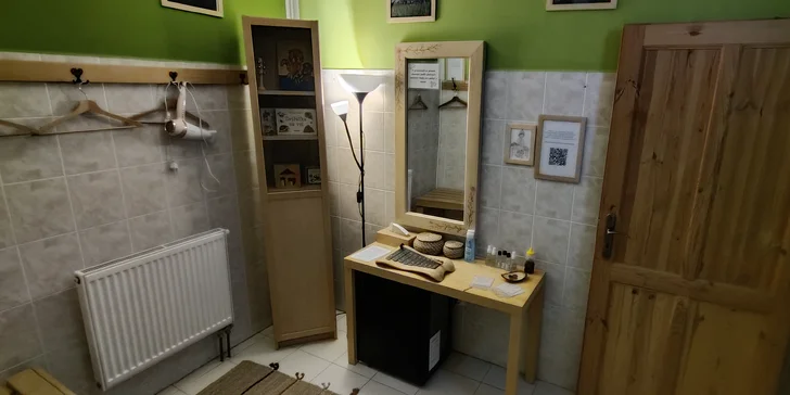 Šatna je vybavena vysoušečem vlasů, odličovacím mlékem a kouzelně znějícím metalofonem.