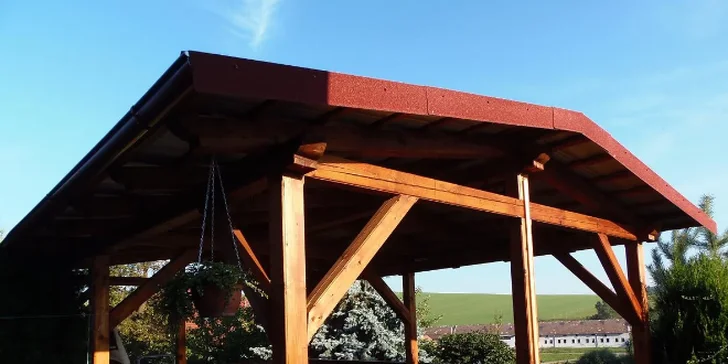 U hotelu je i venkovní posezení. 