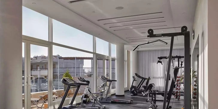Ve chvílích volna si můžete protáhnout tělo v moderním fitness centru nebo si zahrát plážový volejbal, stolní tenis, šipky a bocciu.