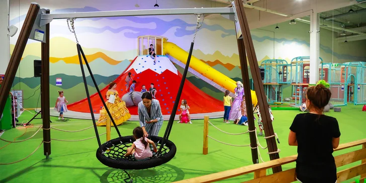 Jsou tu skluzavky, lanový park, horolezecká stěna, trampolíny, houpačky a mnoho dalšího. 