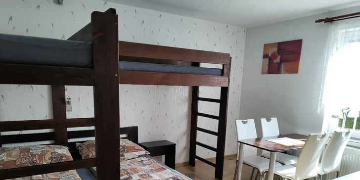 V štvorlôžkovej izbe je atypická poschodová posteľ.