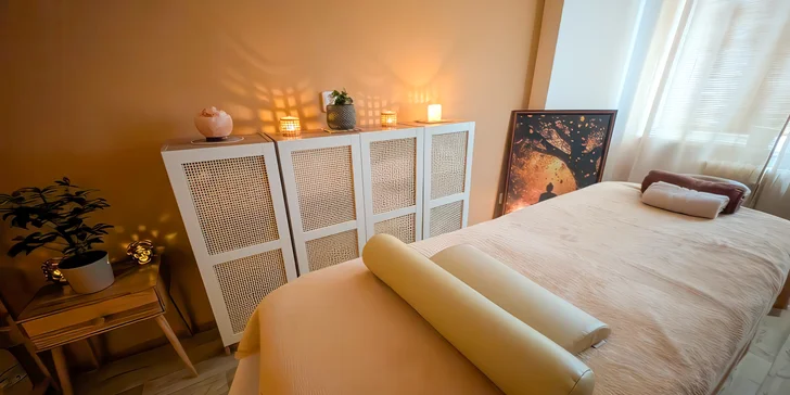 Studio se nachází v domě služeb Ženské domovy, cca 50 metrů od stanice metra Anděl.