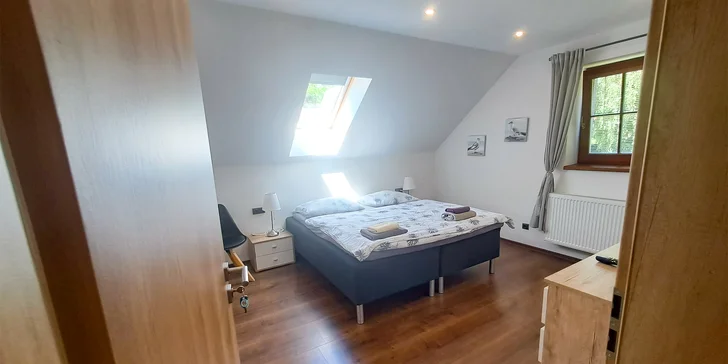 Podle toho, kolik vás pojede, zvolte dvoulůžkový nebo třílůžkový pokoj, případně čtyřlůžkový apartmán. 