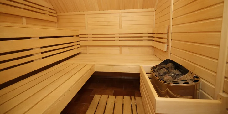 Pokud si rádi dopřejete i trochu relaxu, sáhněte po pobytu s 90min. privátním odpočinkem v sauně, kam si můžete přikoupit třeba i sekt. 