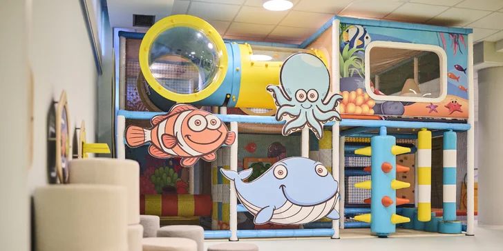 Fun Factory pre cestovateľov do 10 rokov ponúka kreatívne programy, pre staršie deti od 10 do 18 rokov je pripravená herňa so stolným futbalom, ping‑pongom, šípkami a hernými turnajmi.