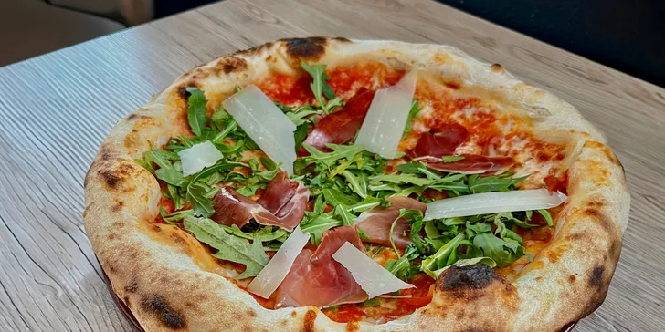 Vysoké chlebové okraje a tmavé fliačiky? Tak má vyzerať pravá neapolská pizza!