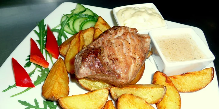 Chutně propečenou panenku si dáte s omáčkou i přílohou.