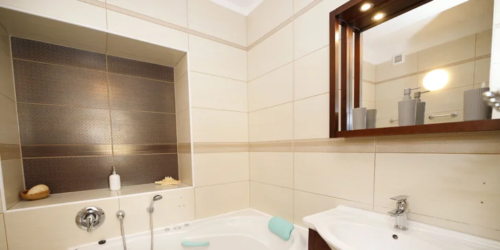 V koupelně apartmánu je vířivá vana. 
