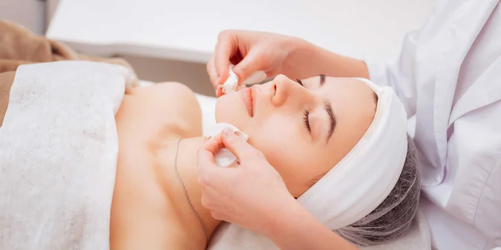 Hĺbkové čistenie pleti alebo enzymatický peeling a ultrasonic prístrojová masáž