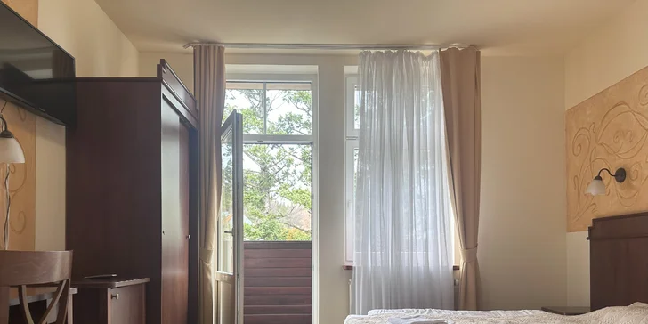 Některé pokoje mají balkon. 