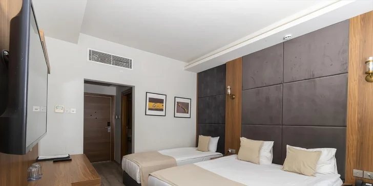 Ubytování v hotelu Mimoza Beach sází na moderní design, světlé barvy a maximální komfort. 