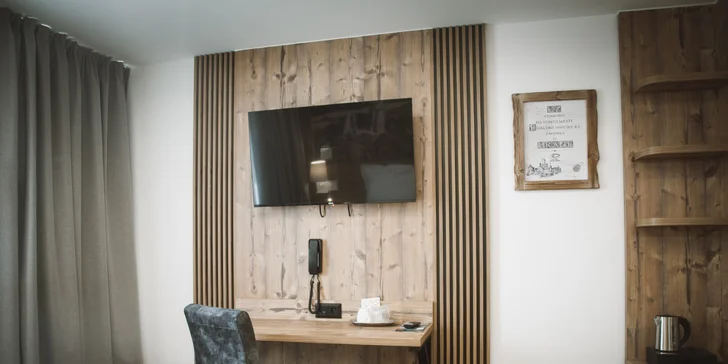 Izby sú vybavené klimatizáciou, mini barom, televízorom, Wi‑Fi pripojením, telefónom a servírovacím setom
