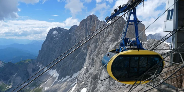 Vyjeďte si lanovkou na ledovec Dachstein. 