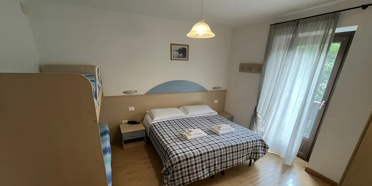 Najdete v nich manželskou postel, případně i další samostatné lůžko, koupelnu s vanou nebo sprchou, televizi a Wi‑Fi připojení. 