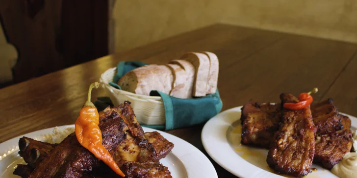 Šťavnatá marinovaná žebra i s bůčkem, která na vás čekají v restauraci Zlatá podkova, jsou připravena speciálně pro vás.