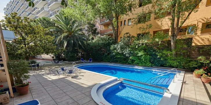 V hotelové zahradě jsou dva bazény a jacuzzi. 