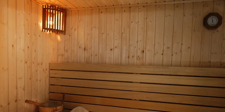 Relaxovat můžete jak ve vířivce, tak i ve vyhřátých saunách.