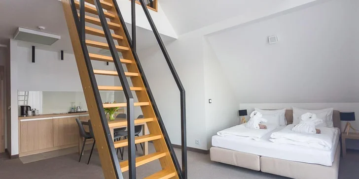 Apartmán Studio tvoří jeden obývací prostor a mezanin se strmými schody.