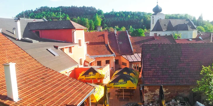 V penzionu mají 2 čtyřlůžkové a 1 třílůžkový pokoj, takže pokud si nepotrpíte na velké hotely a davy lidí, je to ubytování přesně pro vás. 