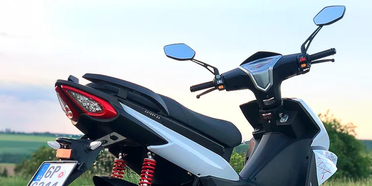 Na výběr jsou dva skútry s objemem motoru 125 ccm a s max. rychlostí 90 km/h.