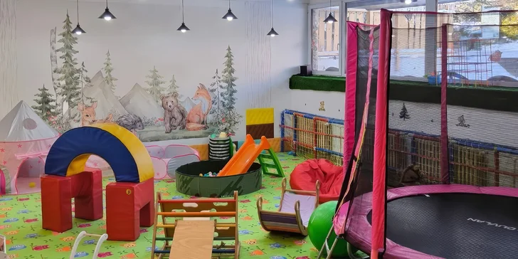 Najmenších hostí iste poteší interiérové ​​detské ihrisko, kde sa môžu pohrať bez ohľadu na počasie.