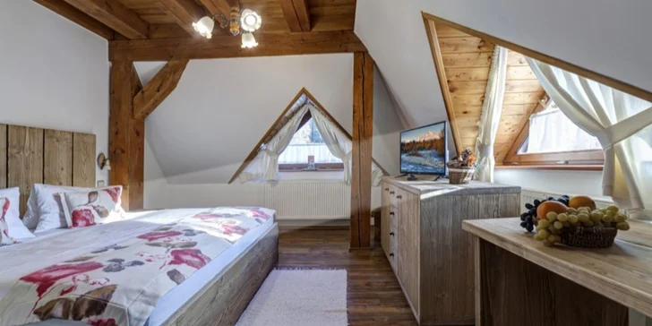 Stylový design pokojů doplňují dřevěné trámy, pohodlné postele a domácí atmosféra.