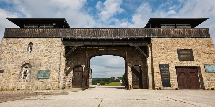 Čeká vás komentovaná prohlídka koncentračního tábora Mauthausen. 