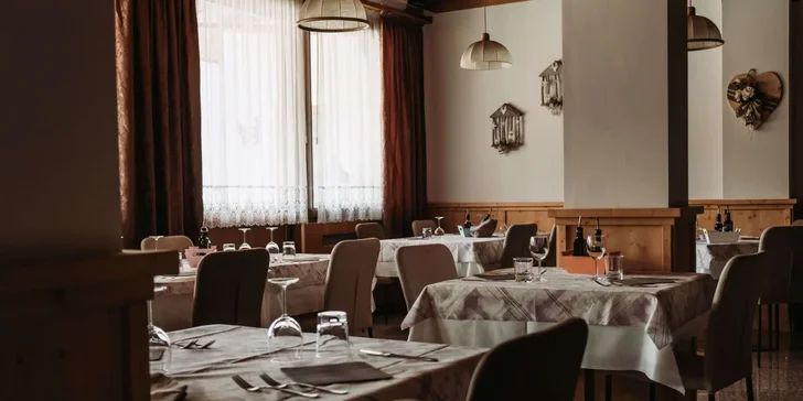Pobyt zahrnuje polopenzi.