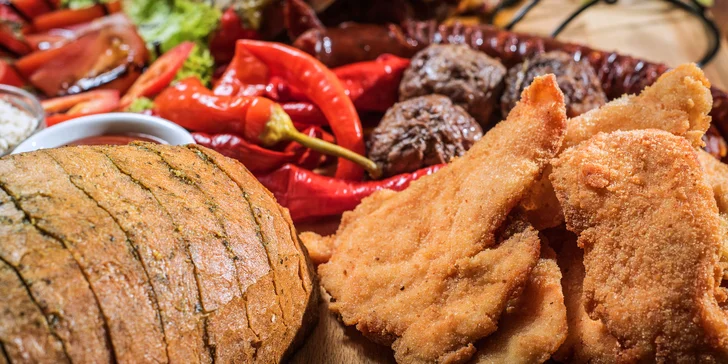 Masové prkno s degustací piva: steak z kotlety, klobásy, kuřecí křídla