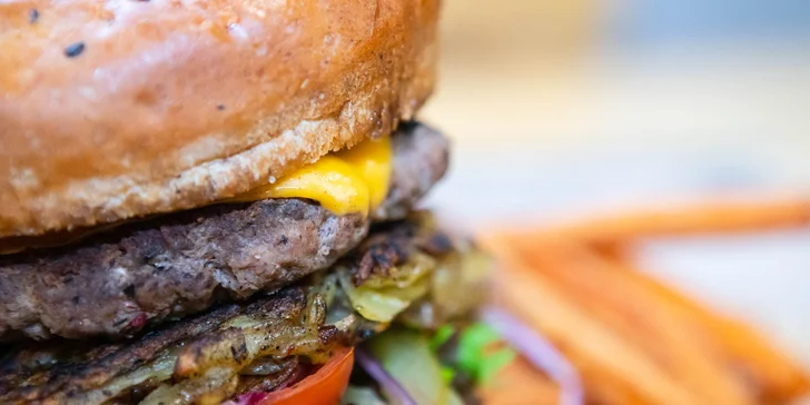 500 g Hľuzovkový hovädzí burger s hranolčekmi
