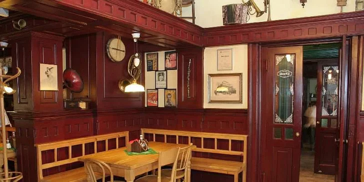 Na čepu je Pilsner Urquell, Gambrinus i Únětice, můžete si tu ale dát i rozlévaná vína nebo džusy. 