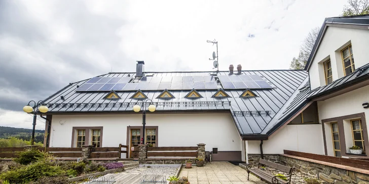 Za hotelem je letní terasa jen pro ubytované a před hotelem zahrádka s dětským hřištěm.