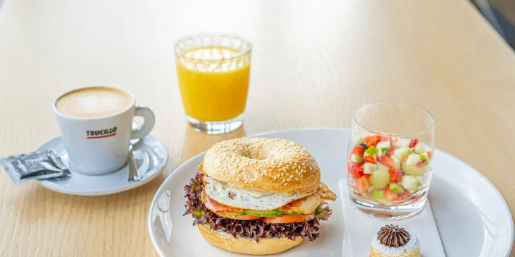  Bagel je plněný zauzenou slaninou, volským okem a čerstvou zeleninou.