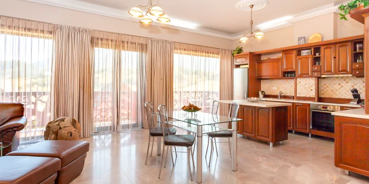 Priestranné apartmány disponujú plne vybavenou kuchyňou a obývacou izbou