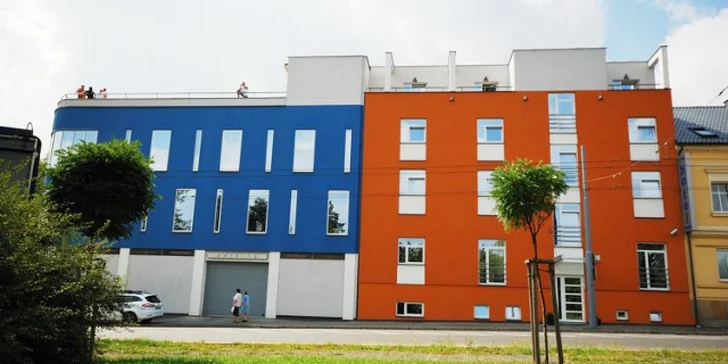Přivítá vás moderní hotel Lions, který leží jen pár minut jízdy od centra města.
