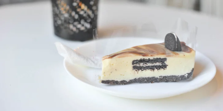 Chutný koláč, zákusok, cheesecake, wafle či palacinky s kávou