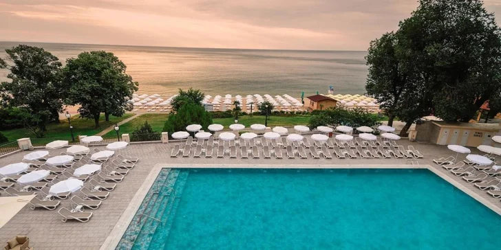 Rekreační život hotelu krouží kolem promyšlené soustavy vodních ploch. 
