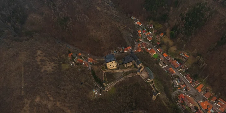 Z výšky omrknete třeba i hrad Karlštejn. 