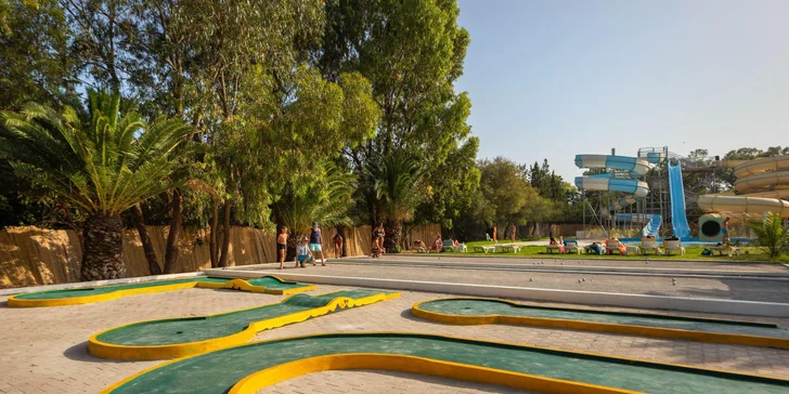 V hotelu nechybí ani minigolf.