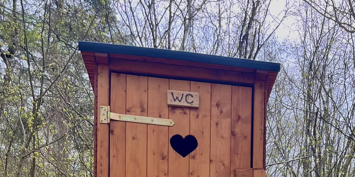 Vonku je suchá toaleta. A môžete využívať aj solárnu sprchu.