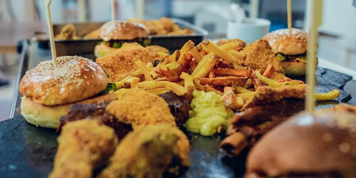 Americká hostina pro dva i čtyři: křídla, žebra, burgery, stripsy, hranolky a k tomu dipy