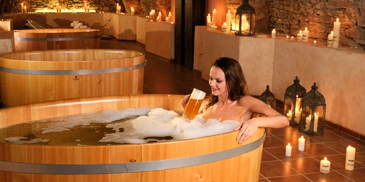 Relaxovat budete v modřínové vaně a vychutnávat si neomezené množství piva. 